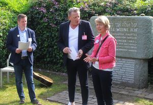 Ludger Abeln im Gespräch mit Lehrkräften der Schulen