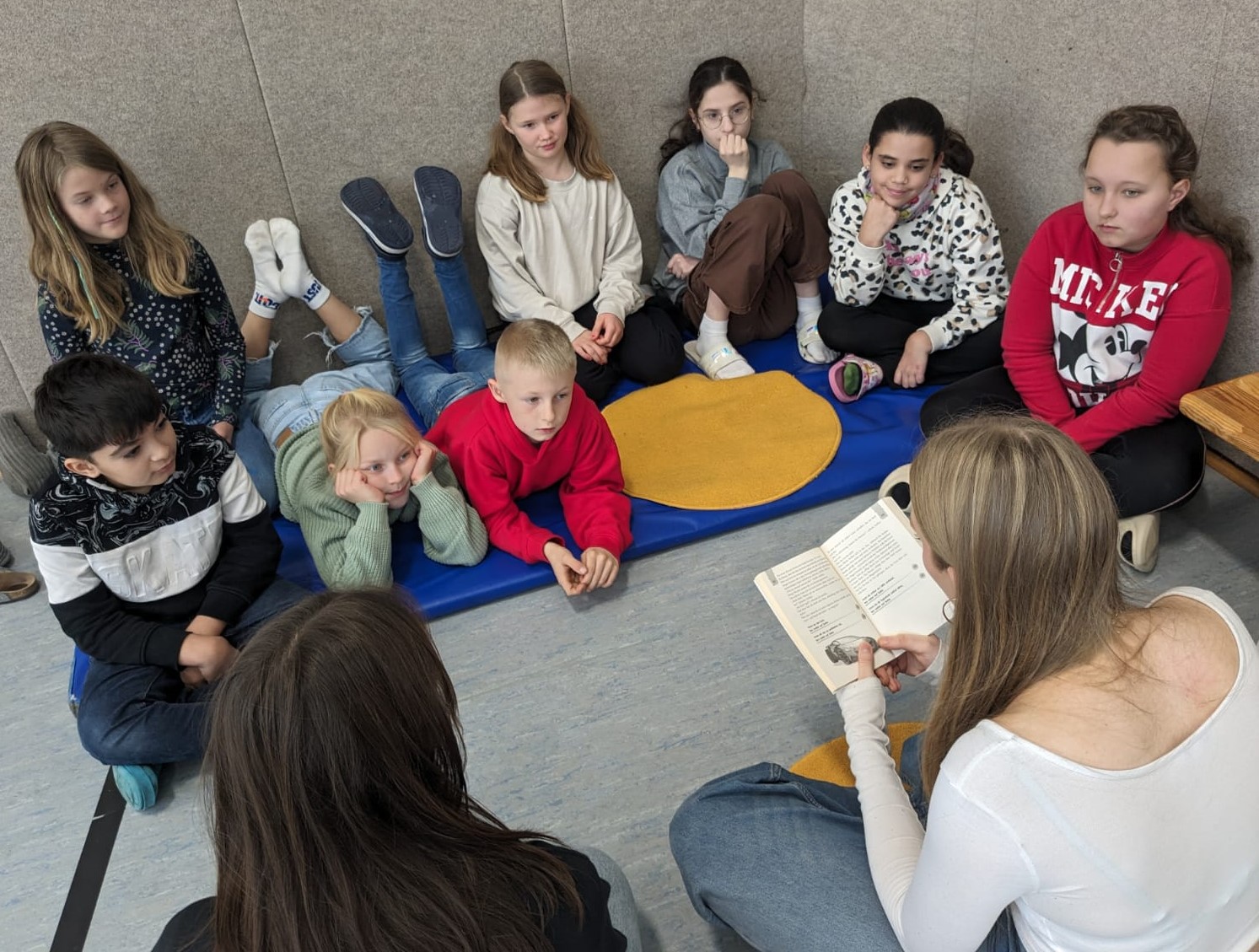 Verkehrssicherheit am Gymnasium Marianum - Warnkragen für den Jahrgang 5 -  Schulstiftung im Bistum Osnabrück