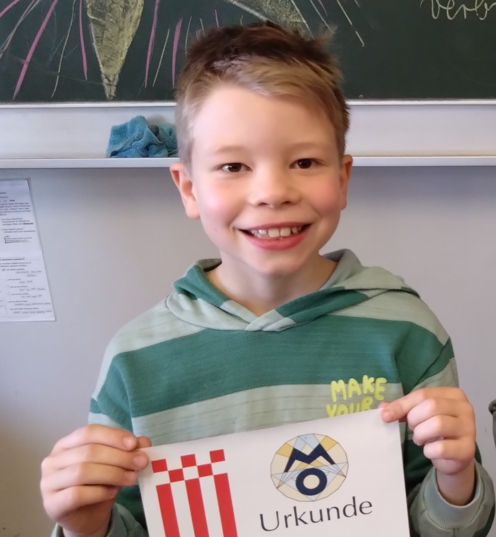 Elias aus der 3. Klasse der St.-Antonius-Schule freut sich über seinen 3. Platz bei der Mathematikolympiade (Foto: A. Prevot)