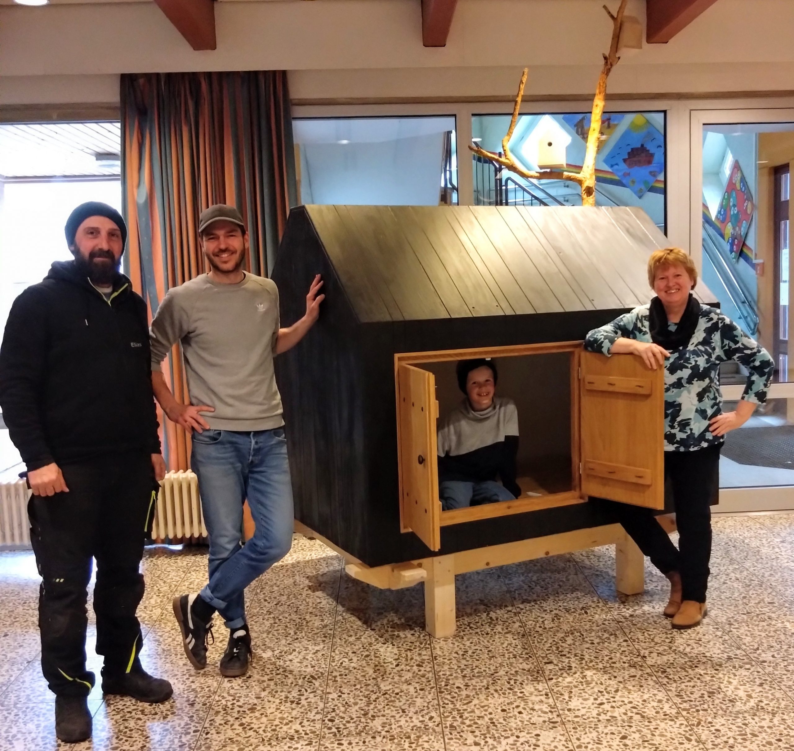 Schüler Simon aus der St.-Antonius-Schule und Schulleiterin Annette Prevot freuen sich über die Übergabe der Meditationshütte des Künstlers Nicolas Friedrich Hohlt. (Foto: C. Haverkamp)