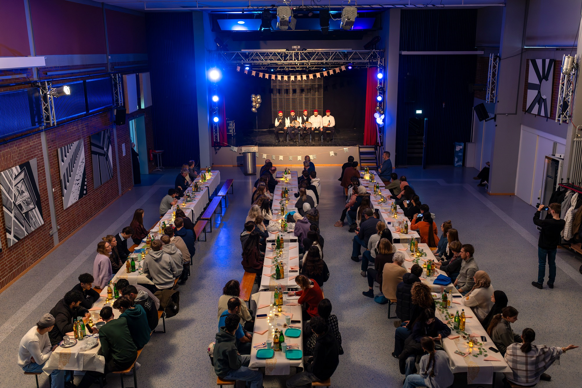 Interreligiöses Fastenbrechen in der Aula der Ursulaschule.