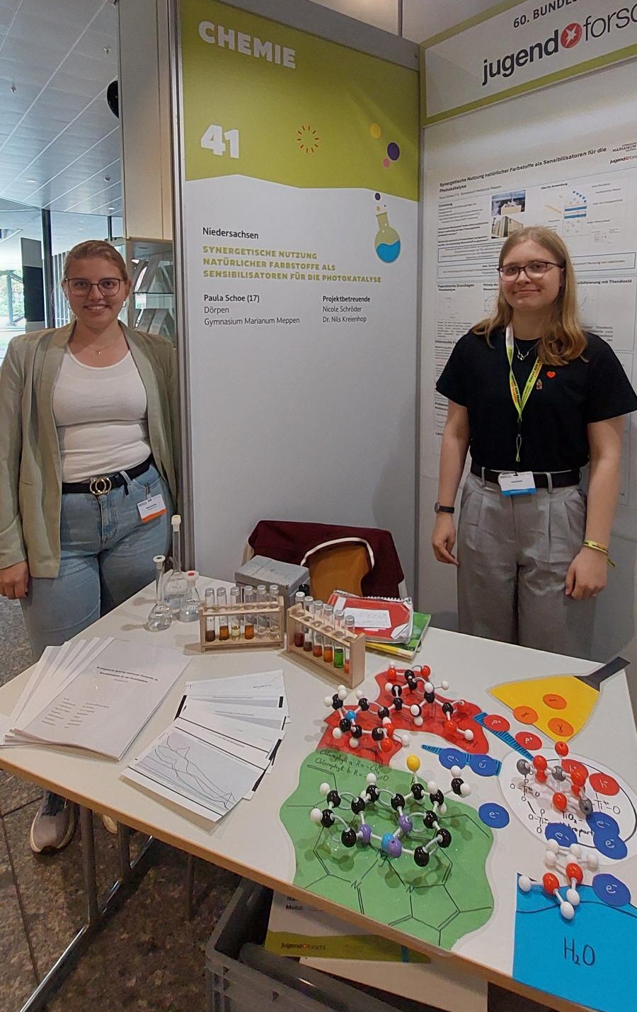 Paula Schoe (r.) und Nicole Schröder während des Bundesfinals an Paulas Projektstand.