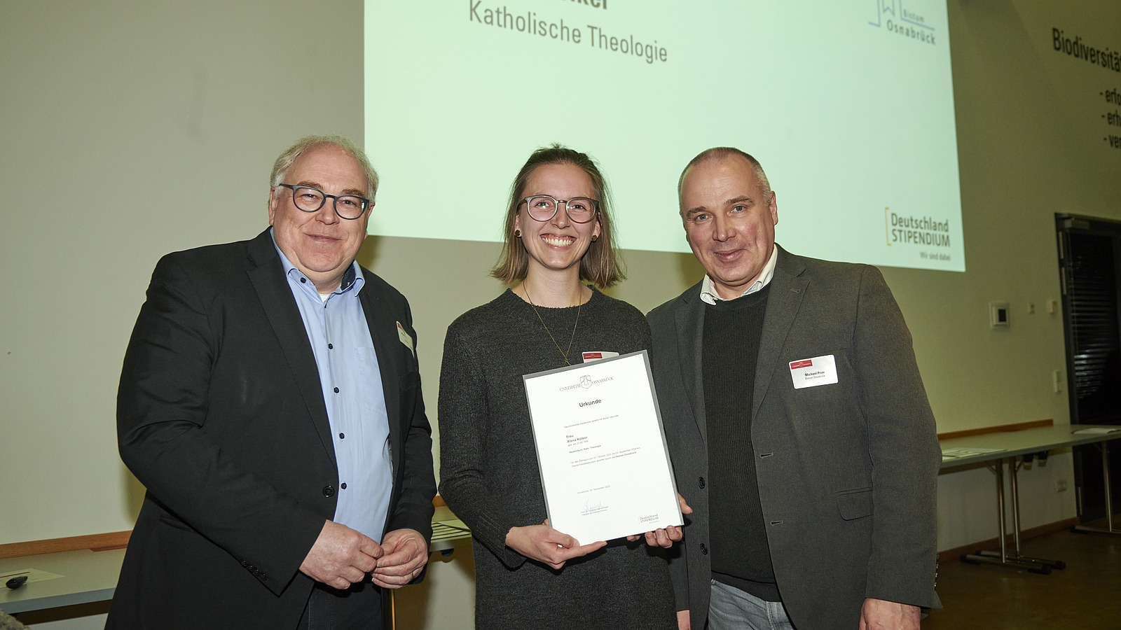 Die Theologiestudentin Alena Kölker bekommt ihr Deutschlandstipendium überreicht von Prof. Dr. Jochen Oltmer (Vizepräsidenten für Studium und Lehre, links) und Michael Prior (Schulstiftung im Bistum Osnabrück). Die Theologiestudentin Alena Kölker bekommt ihr Deutschlandstipendium überreicht von Prof. Dr. Jochen Oltmer (Vizepräsidenten für Studium und Lehre, links) und Michael Prior (Schulstiftung im Bistum Osnabrück).