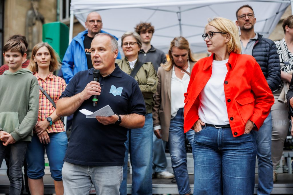 Michael Prior von der Schulstiftung und Oberbürgermeisterin Katharina Pötter
