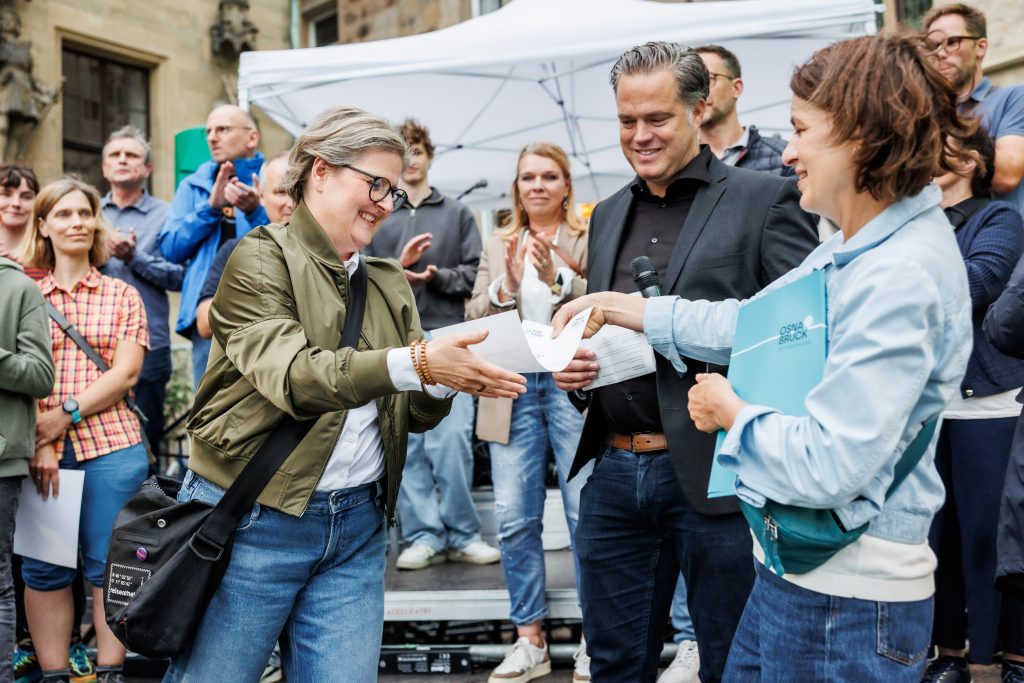 Silke Engelmeyer von der Schulstiftung nimmt die Siegerurkunde entgegen